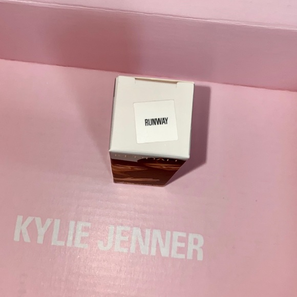 Runway Blush Stick Kendall x Kylie Cosmetics - Picture 3 of 9